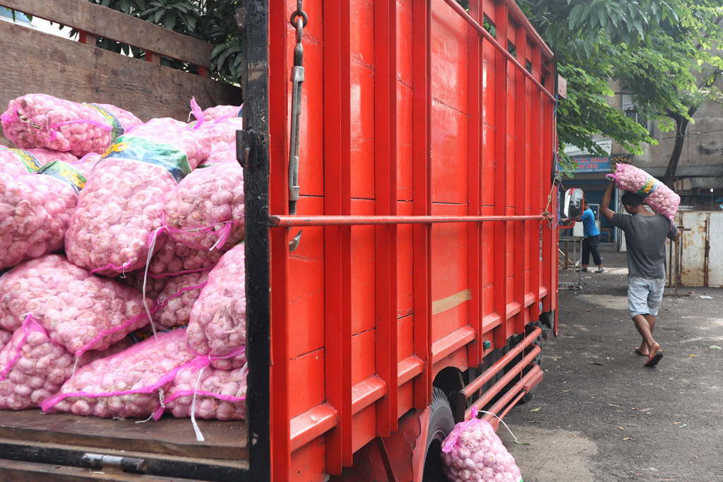 Sebanyak 8 ton bawang putih disiapkan Kemendag dalam operasi pasar di Pasar Kosambi Bandung tersebut.