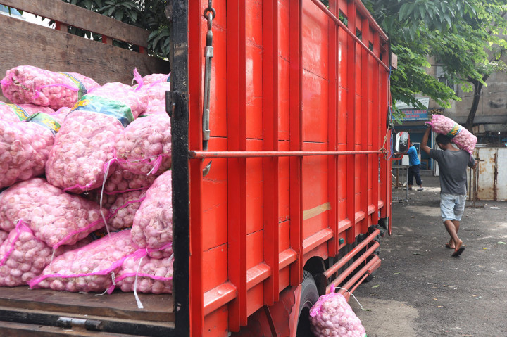 Sebanyak 8 ton bawang putih disiapkan Kemendag dalam operasi pasar di Pasar Kosambi Bandung tersebut.