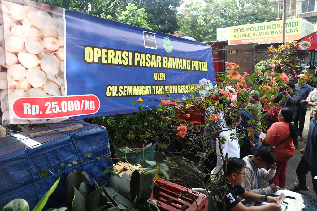 Para pedagang menyerbu operasi bawang putih dengan harga Rp25 ribu perkilogram, di Pasar Kosambi Bandung, Jawa Barat, Jumat, 10 Mei 2019.