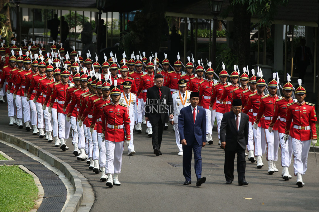 Sebelum dilantik, Abdul Gani Kasuba dan Al Yasin Ali terlebih dahulu mengikuti kirab yang dipimpin langsung Presiden Jokowi yang juga diikuti oleh Menteri Dalam Negeri (Mendagri) Tjahjo Kumolo. Gubernur dan Wagub Malut itu berjalan kaki dengan membawa surat petikan dari Kepala Negara.   