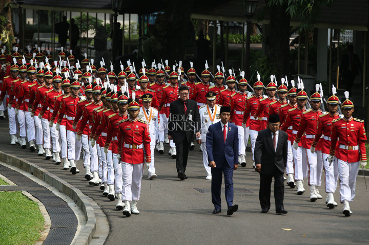 Sebelum dilantik, Abdul Gani Kasuba dan Al Yasin Ali terlebih dahulu mengikuti kirab yang dipimpin langsung Presiden Jokowi yang juga diikuti oleh Menteri Dalam Negeri (Mendagri) Tjahjo Kumolo. Gubernur dan Wagub Malut itu berjalan kaki dengan membawa surat petikan dari Kepala Negara.   