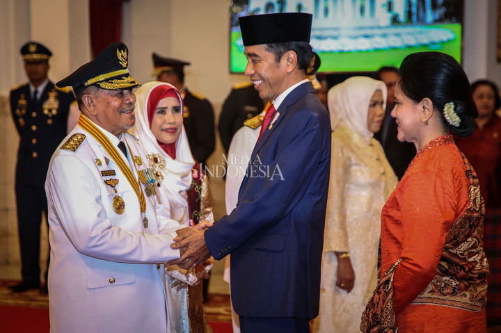 Presiden Jokowi dan Ibu Negara Iriana Joko Widodo dalam akhir upacara pelantikan memberikan selamat kepada Gubenur Maluku Utara Abdul Gani Kasuba dan Wakil Gubernur Maluku Utara Al Yasin Ali yang diikuti oleh seluruh hadirin acara pelantikan ini.   