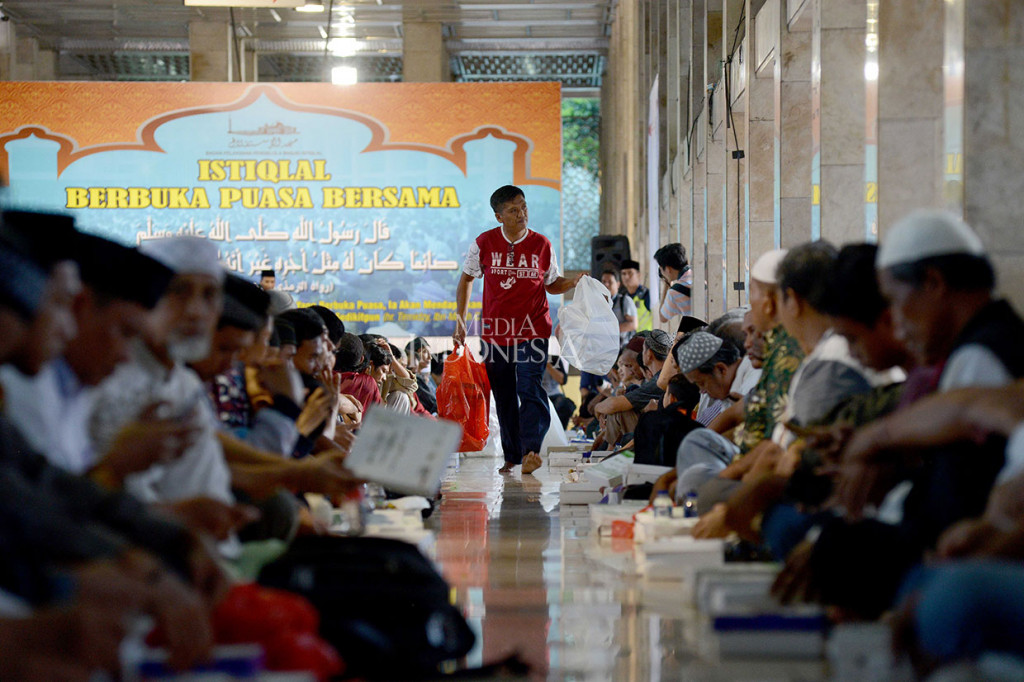 Setelah semua siap, petugas kemudian membagikan makanan tersebut kepada jemaah yang akan berbuka puasa bersama.