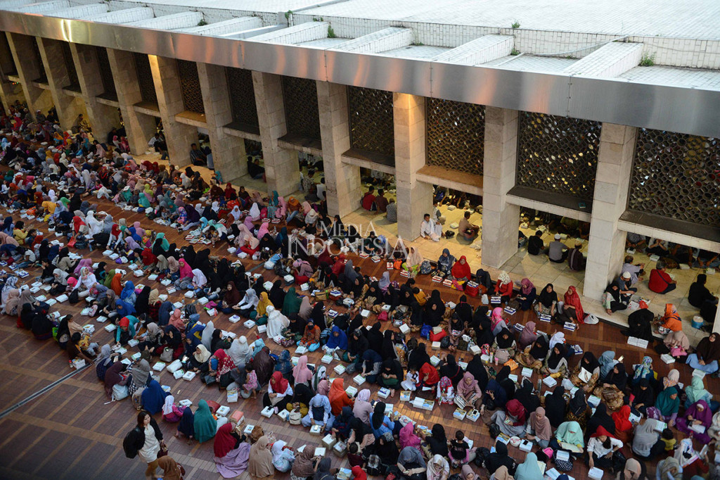 Tiap harinya, selama Ramadan Masjid Istiqlal menyiapkan 3.500-4.000 kotak nasi. Koperasi Istiqlal mendapat tugas menyediakan 500 kotak makanan, sisanya vendor lain yang mengerjakan. 