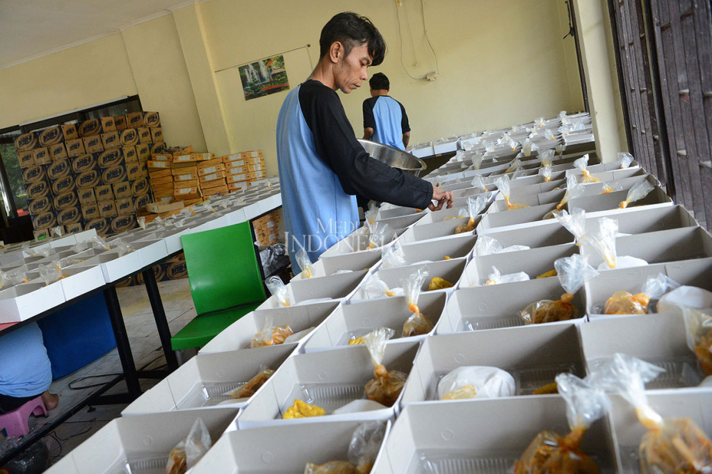 Setiap hari 12 orang bekerja menyiapkan makanan berbuka puasa tersebut, termasuk memasak 75 kilogram beras, 25 kilogram daging ayam dan daging sapi, serta sayur-sayuran. Penyiapan makanan melibatkan tiga koki, dua asisten, dan tujuh petugas pengemas.  