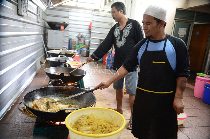 Para petugas menganggap pekerjaannya tersebut sebagai bagian dari ibadah. Mereka memasak di dapur kantin Masjid Istiqlal sekitar pukul 08.00 hingga 14.00 WIB. Mereka berharap bisa mengalirkan kebaikan lewat kotak-kotak berisi makanan itu. 