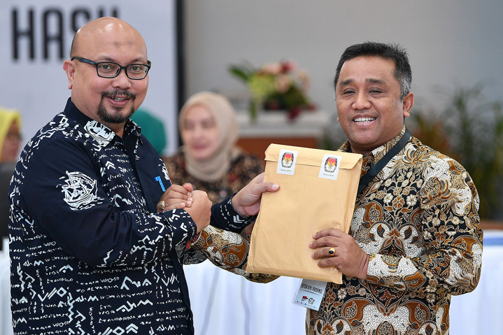 Komisioner KPU Ilham Saputra (kiri) menerima berkas rekapitulasi Provinsi Bali dari Ketua KPU Bali I Dewa Agung Gede Lidartawan  dalamRapat Pleno Rekapitulasi Hasil Penghitungan dan Perolehan Suara Tingkat Nasional Dalam Negeri dan Penetapan Hasil Pemilu 2019 di kantor KPU, Jakarta, Jumat, 10 Mei 2019. Antara Foto/Sigid Kurniawan
