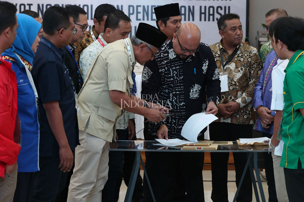 Dalam Rapat Pleno rekapitulasi yang dihadiri Bawaslu, KPPS, serta saksi peserta pemilu di Gedung KPU RI, tersebut diketahui pasangan Jokowi-Ma'ruf memperoleh 2.351.057, suara sementara Prabowo-Sandi memeroleh 213.415 suara. MI/Ramdani	
