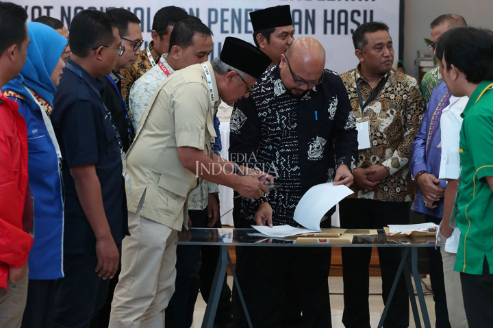 Dalam Rapat Pleno rekapitulasi yang dihadiri Bawaslu, KPPS, serta saksi peserta pemilu di Gedung KPU RI, tersebut diketahui pasangan Jokowi-Ma'ruf memperoleh 2.351.057, suara sementara Prabowo-Sandi memeroleh 213.415 suara. MI/Ramdani	