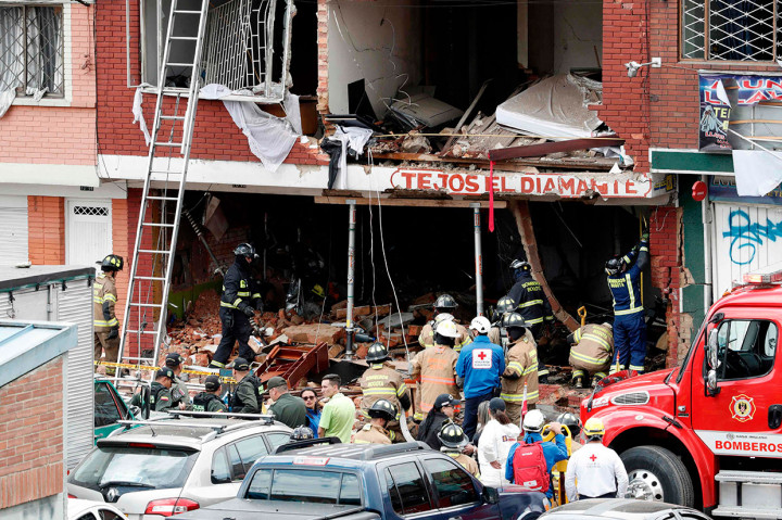 Petugas pemadam kebakaran bekerja di sebuah pabrik yang mengalami ledakan di Bogota, Kolombia, Jumat, 10 Mei 2019.