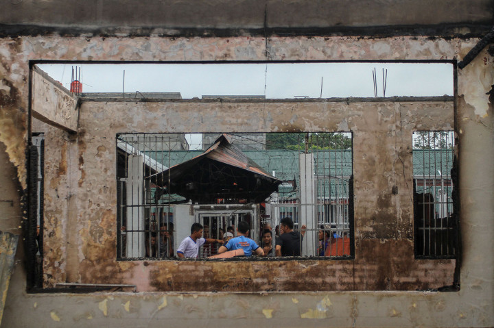 Ratusan napi yang menyerahkan diri diamankan petugas yang bersenjata lengkap, sementara tercatat ada 40 napi yang melarikan diri. Ratusan napi yang diamankan akan dipindahkan di tempat penampungan sementara, seperti gedung olahraga ataupun kantor kepolisian setempat. 