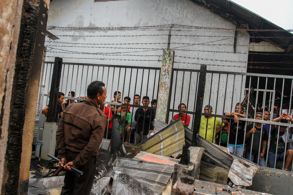 Dalam kerusuhan, seorang anggota polisi menjadi korban luka-luka yakni Kepala Satuan Narkoba Polres Siak AKP Jaelani, dan saat ini tengah menjalani perawatan di RSUD Siak. Namun penyebab korban terluka belum bisa dipastikan apakah karena tertembak atau lainnya, dan saat ini tengah dalam penyelidikan.