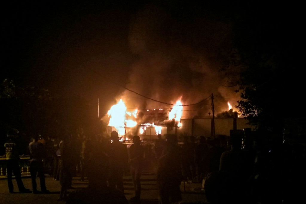 Sebelumnya, warga binaan di Rutan Siak mengamuk dan membuat kerusuhan hingga membakar bangunan pada Sabtu dini hari sekitar pukul 02.00 WIB. Kericuhan diduga bermula saat petugas mengamankan sejumlah orang yang diduga menggunakan narkoba di dalam penjara. Sejumlah rekan tidak terima dan membuat gaduh hingga berujung kericuhan.