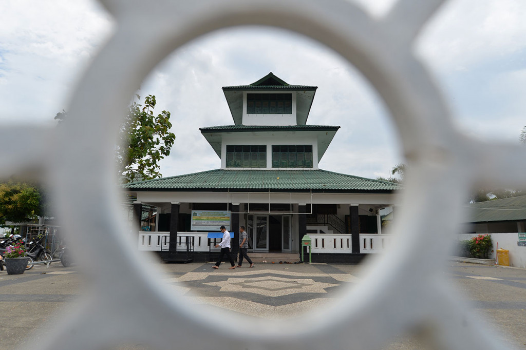 Masjid Teungku Di Anjong, Kampung Peulangahan, Koetaradja, Banda Aceh, adalah salah satu masjid tertua yang dibangun oleh ulama besar asal Yaman, Sayyid Abubakar bin Husein Bilfaqih yang menetap di Aceh dan menyebarkan agama Islam pada masa kerajaan Aceh Sultan Alauddin Mahmud Syah, 1760 - 1781 Masehi. Antara Foto/Ampelsa