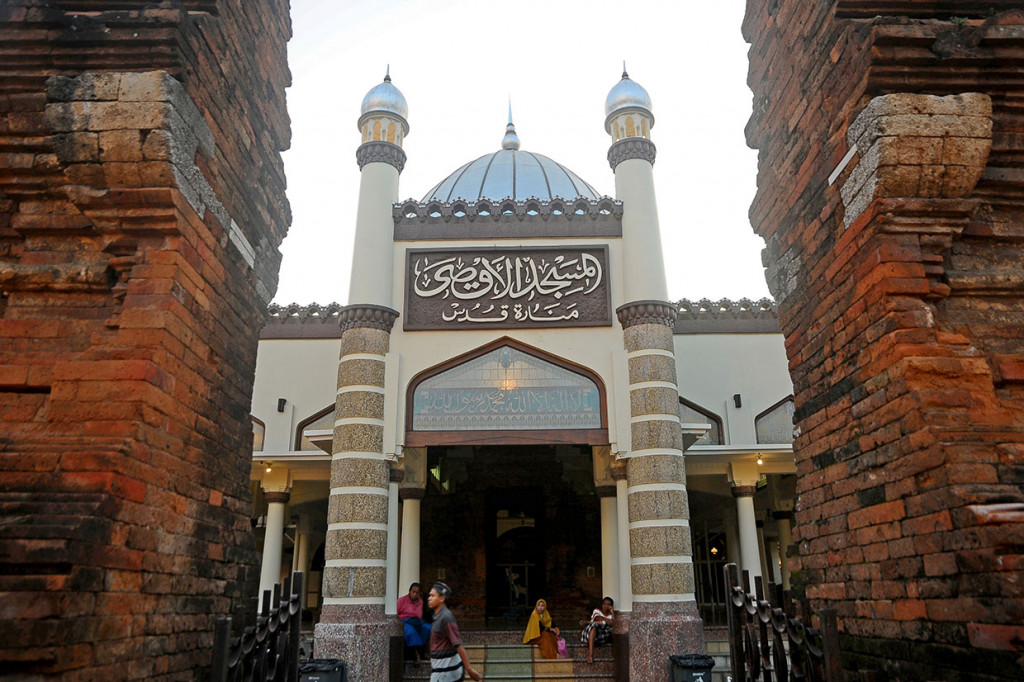 Masjid Menara Kudus, di Desa Kauman, Kudus, Jawa Tengah, dibangun oleh Sunan Kudus pada tahun 1549 Masehi. Selain menjadi pusat kegiatan ibadah saat bulan Ramadan, masjid dengan arsitektur perpaduan budaya Islam dengan Hindu itu menjadi tujuan wisata ziarah ke makam Sunan Kudus yang terletak di sisi barat kompleks masjid. Antara Foto/Yusuf Nugroho
