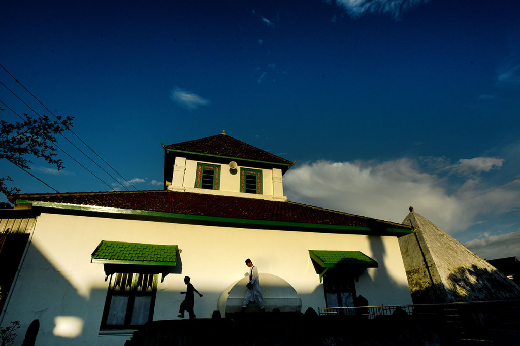 Masjid Tua Katangka Gowa merupakan masjid tertua di Sulawesi Selatan yang dibangun pada 1603. Masjid tersebut banyak dikunjungi umat muslim pada bulan Ramadan untuk berwisata karena di sekitar masjid juga terdapat makam keturunan Raja-raja Gowa. Antara Foto/Yusran Uccang