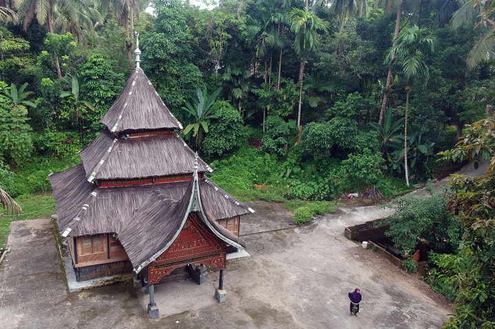 Surau Ijuk Sicincin, di Padangpariaman, Sumatera Barat yang bangunannya tanpa paku merupakan cagar budaya dan salah satu surau tertua di Sumbar yang diperkirakan sudah berusia 500 tahun. Antara Foto/Iggoy el Fitra