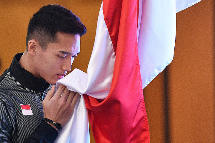 Pebulutangkis putra Indonesia Jonatan Christie mencium bendera Merah Putih saat prosesi pelepasan Tim Piala Sudirman 2019 di Jakarta, Sabtu, 11 Mei 2019.