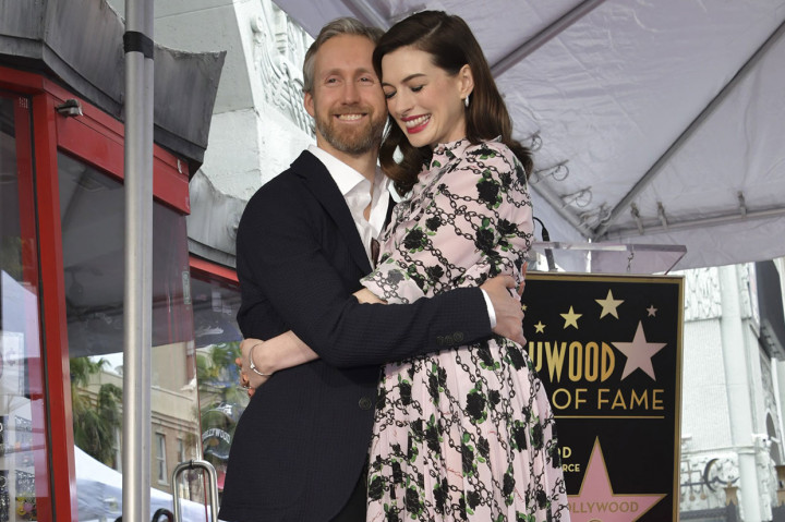 Nama Hathaway meroket pada 2001 saat memerankan pelajar SMA pemalu Mia Thermopolis yang bertransformasi menjadi putri dalam film 'The Princess Diaries'. Sejak saat itu dia membintangi sejumlah film seperti 'Brokeback Mountain', 'The Devil Wears Prada', dan 'Ocean's 8'.