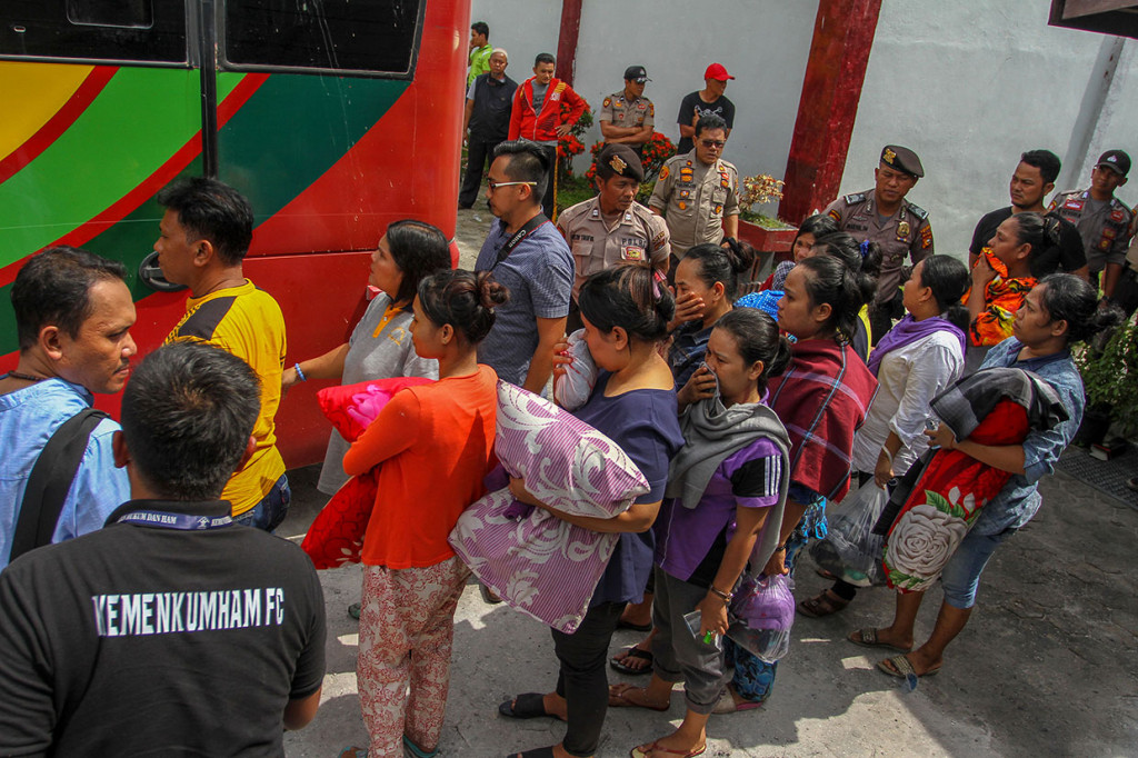Sedikitnya 600 orang narapidana dan tahanan mulai dipindahkan dari Rutan Siak ke beberapa cabang rutan dan lapas lain di Riau, pascakerusuhan yang terjadi pada Sabtu dini hari WIB.