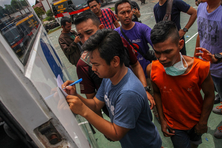 Petugas Rutan menggiring salah satu narapidana (kanan) yang berhasil ditangkap usai melarikan diri ketika terjadi kerusuhan di Rutan Kelas II B Siak Sri Indrapura. Sementara itu tercatat 31 napi yang melarikan diri masih dalam pengejaran.