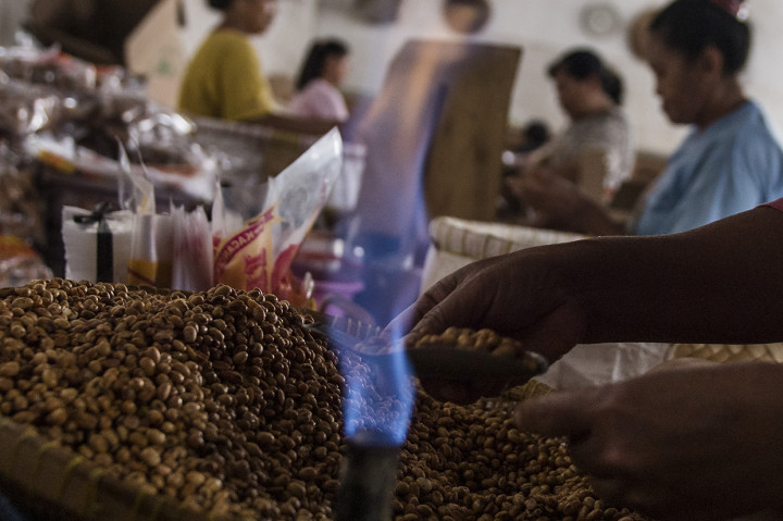 Api berwarna biru tersebut merupakan gas bumi yang dipasok oleh Perusahaan Gas Negara (PGN) ke sentra-sentra umkm di wilayah Cirebon, khususnya Klitik Irwan.