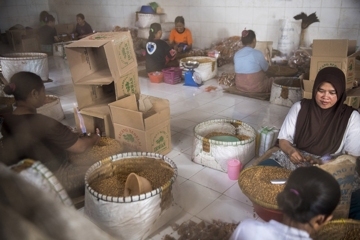 Sejumlah pekerja terlihat sibuk memasukan makanan ringan ke dalam plastik ukuran kecil dan merekatkan plastik dengan sumber api yang keluar dari pipa-pipa gas bumi di sentra usaha mikro, kecil, dan menengah (umkm) makanan ringan di Plered, Cirebon, Jawa Barat.
