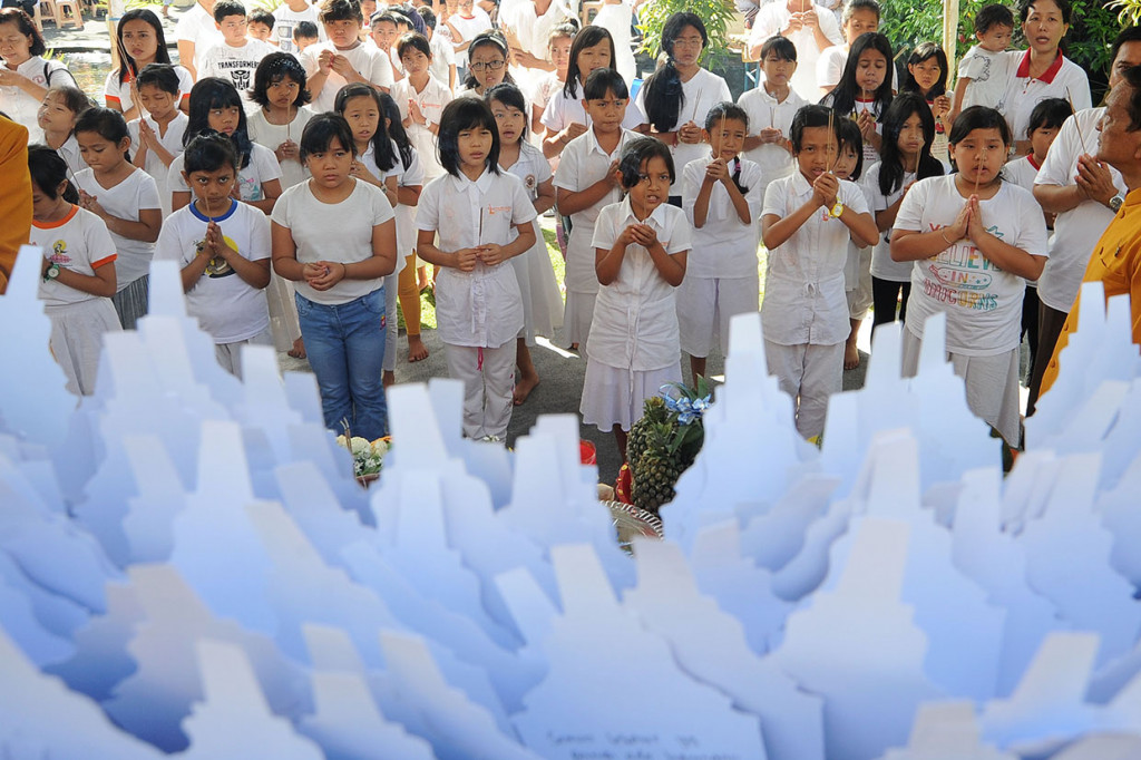 Umat Buddha berdoa saat upacara Pattidana di Vihara Buddha Sakyamuni, Denpasar, Bali.