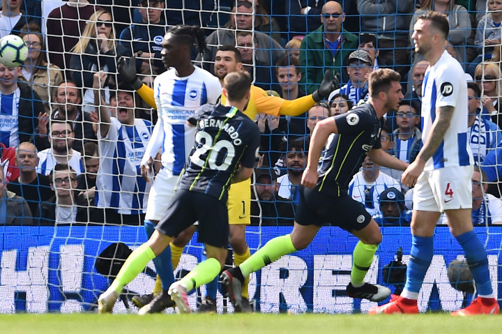 City lantas berbalik unggul pada menit ke-37 lewat tandukan Aymeric Laporte meneruskan korner Riyad Mahrez.