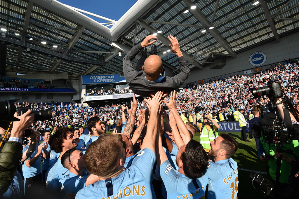 Pemain Manchester City bersama pelatih Pep Guardiola merayakan kemenangan usai mengalahkan Brighton & Holve Albion 4-1 di AMEX Stadium, dan keluar sebagai juara Premier League 2018/2019.