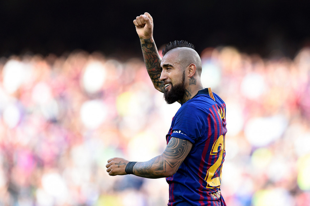 Meski tampil dominan, Barca butuh waktu 39 menit untuk bisa menjebol gawang Getafe. Diawali free kick Messi dari sisi kanan, bola mengarah ke kotak penalti dan disundul Gerard Pique. David Soria bisa menepisnya tapi bola langsung disambar Arturo Vidal jadi gol.

