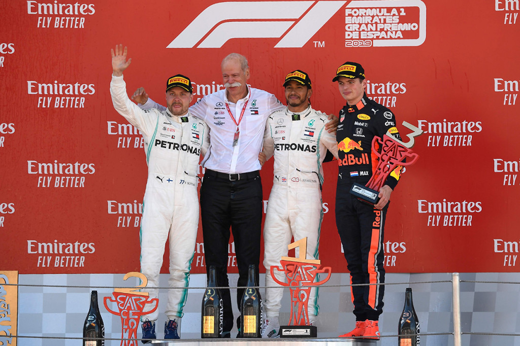 Pada balapan yang berlangsung dalam 66 putaran itu, Hamilton mengungguli rekan setimnya, Valtteri Bottas, serta Max Verstappen (Red Bull Racing). Afp Photo/Lluis Gene