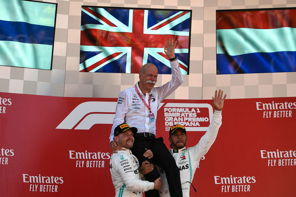 Lewis Hamilton bersama Valtteri Bottas bersama Ketua Mercedes-Benz Dieter Zetsche merayakan kemenangan di atas podium usai menjuarai balapan Formula 1 (F1) GP Spanyol. Afp Photo/Pierre-Philippe Marcou