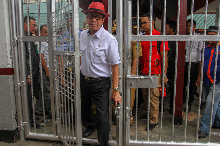 Menteri Hukum dan HAM Yasonna Laoly melihat langsung kondisi bangunan pascakerusuhan yang berujung pembakaran oleh narapidana di Rumah Tahanan Negara (Rutan) Kelas II B Siak Sri Indrapura, Kabupaten Siak, Riau.