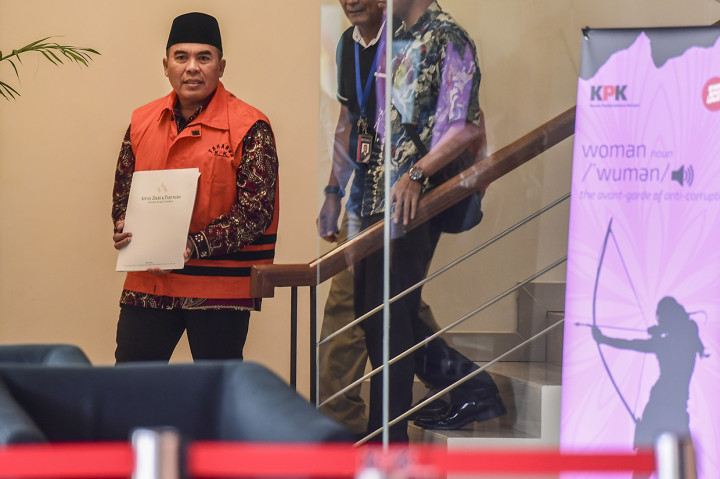 Ahmad Marzuqi ditahan KPK sebagai tersangka kasus dugaan pemberian suap terhadap hakim Pengadilan Negeri (PN) Semarang terkait gugatan praperadilan yang diajukannya di PN Semarang.