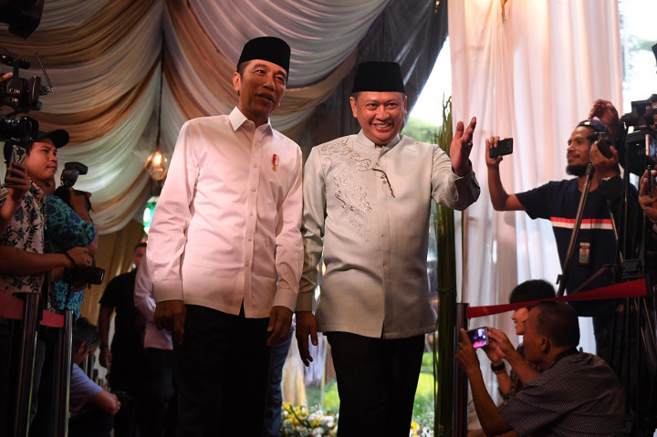 Presiden dijemput sang tuan rumah Bambang Soesatyo di gerbang depan.