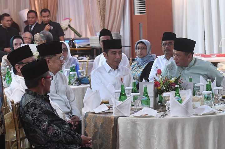 Presiden Jokowi duduk bersama Wakil Presiden Jusuf Kalla, Ketua DPD Oesman Sapta Odang, Ketua Mahkamah Agung Hatta Ali, dan Ketua Mahkamah Konstitusi Anwar Usman. 