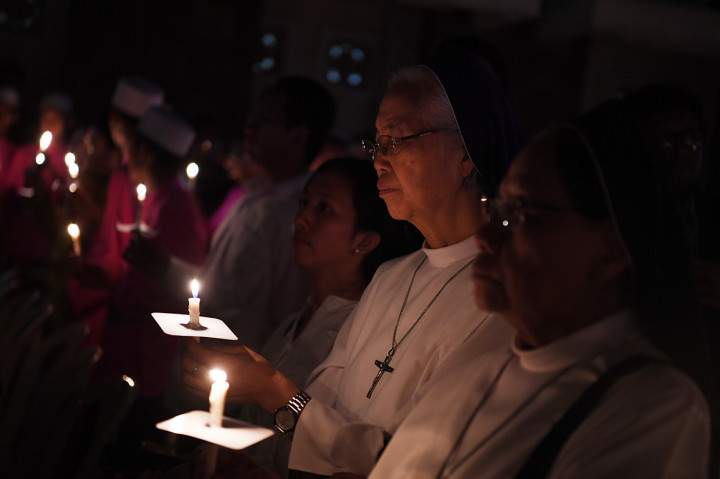 Tepat setahun yang lalu terjadi teror bom di tiga gereja di Surabaya. Yakni di Gereja Santa Maria Tak Bercela (SMTB), Gereja Pantekosta Pusat Surabaya, dan Gereja Kristen Indonesia (GKI).