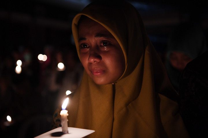 Seorang umat muslim meneteskan air mata ketika mengikuti doa bersama lintas agama saat peringatan setahun tragedi bom gereja Surabaya di Gereja Katolik Santa Maria Tak Bercela, Surabaya, Jawa Timur.