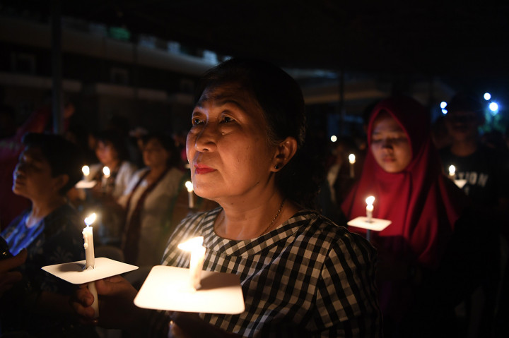 Sejumlah umat katolik dan umat lintas agama berdoa bersama saat peringatan setahun tragedi bom gereja Surabaya di Gereja Katolik Santa Maria Tak Bercela, Surabaya, Jawa Timur.