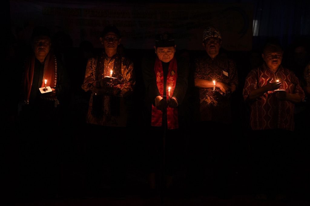 Pemuka lintas agama berdoa bersama saat peringatan setahun tragedi bom gereja Surabaya di Gereja Katolik Santa Maria Tak Bercela, Surabaya, Jawa Timur.