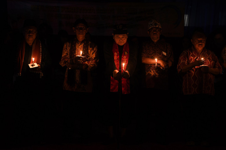 Pemuka lintas agama berdoa bersama saat peringatan setahun tragedi bom gereja Surabaya di Gereja Katolik Santa Maria Tak Bercela, Surabaya, Jawa Timur.