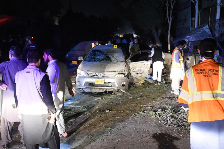Sedikitnya empat polisi tewas dan 11 lainnya luka-luka setelah bom rakitan yang dipasang di sepeda motor dan menargetkan kendaraan milik kepolisian meledak di dekat sebuah masjid di Kota Quetta.