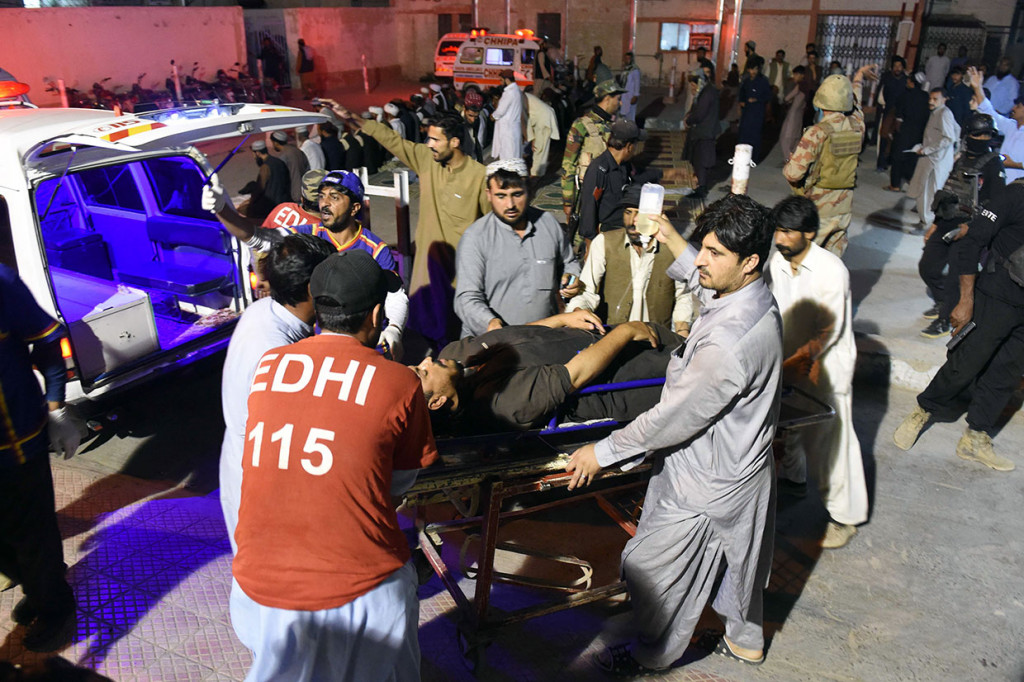 Menteri Dalam Negeri di Provinsi Balochistan, Ziaullah Langove mengatakan bom pada Senin menargetkan polisi yang menjaga masjid, tempat para jemaah menjalankan salat tarawih. Kepala kepolisian Quetta Abdul Razzaq Cheema mengatakan empat polisi tewas dan dua polisi lainnnya terluka. 