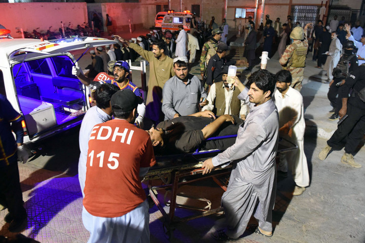 Menteri Dalam Negeri di Provinsi Balochistan, Ziaullah Langove mengatakan bom pada Senin menargetkan polisi yang menjaga masjid, tempat para jemaah menjalankan salat tarawih. Kepala kepolisian Quetta Abdul Razzaq Cheema mengatakan empat polisi tewas dan dua polisi lainnnya terluka. 