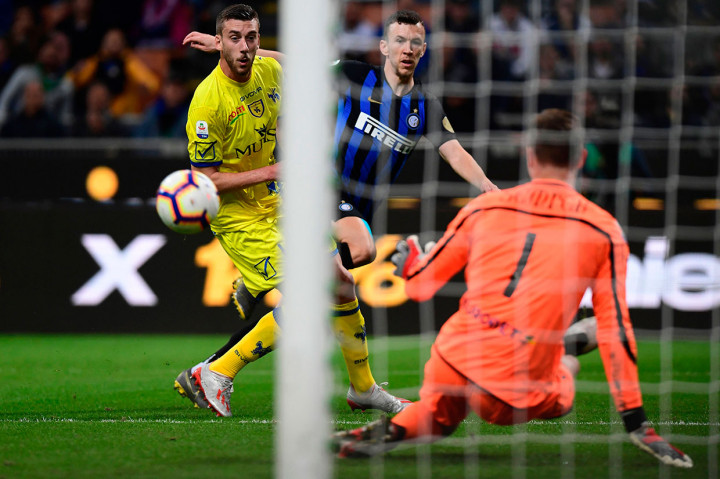 Kiper Chievo Adrian Semper juga bermain cemerlang dan beberapa kali menggagalkan peluang tuan rumah. 