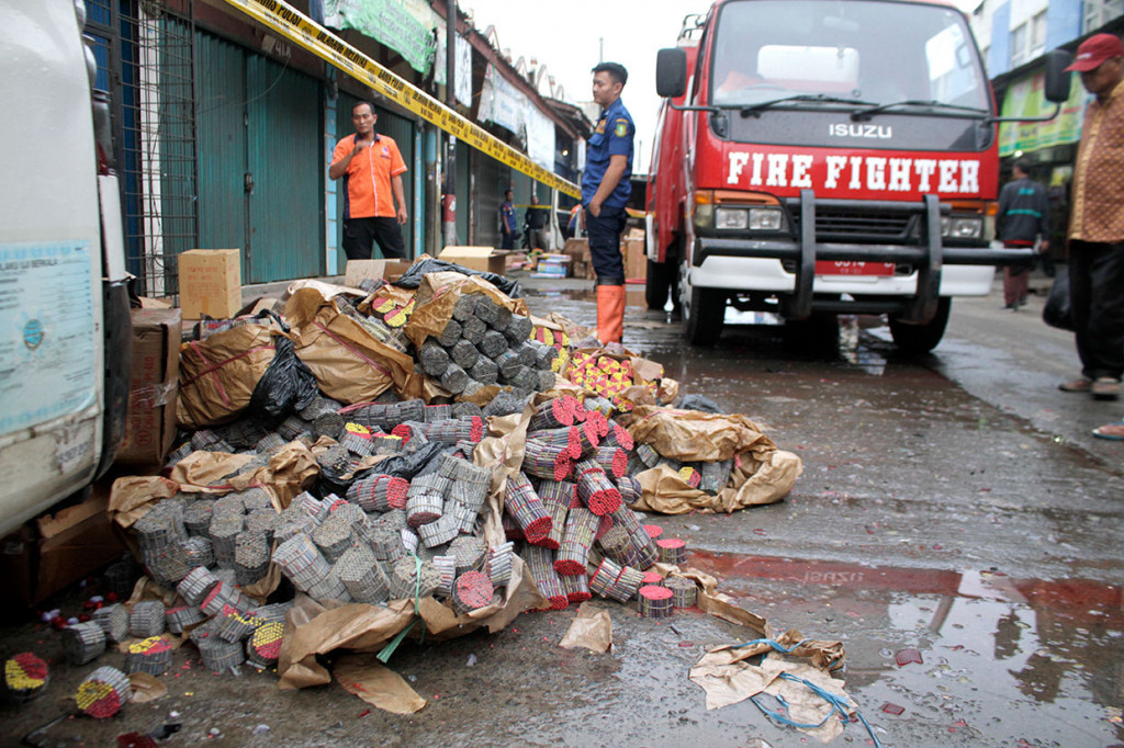 Menurut warga, ledakan itu terjadi saat bongkar muat ratusan ribu butir petasan dari berbagai jenis dari dalam mobil. Diduga akibat adanya gesekan dan menimbulkan percikan api petasan berukuran besar meledak dan melukai lima warga yang informasinya satu pemilik petasan, tiga pegawai dan satu lainnya pengendara sepeda motor. Antara Foto/Budiyanto