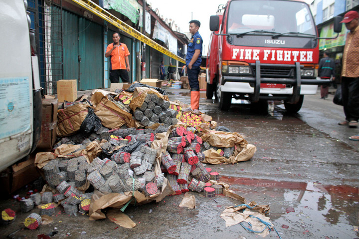 Menurut warga, ledakan itu terjadi saat bongkar muat ratusan ribu butir petasan dari berbagai jenis dari dalam mobil. Diduga akibat adanya gesekan dan menimbulkan percikan api petasan berukuran besar meledak dan melukai lima warga yang informasinya satu pemilik petasan, tiga pegawai dan satu lainnya pengendara sepeda motor. Antara Foto/Budiyanto