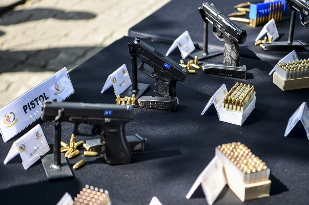 Senjata api milik Paspampres diperlihatkan saat apel gelar pasukan Satgas Pengamanan Presiden dan Wakil Presiden Terpilih Tahun 2019 di Mako Paspampres, Jakarta.
