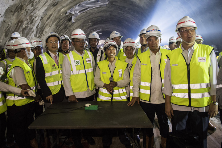 Menteri BUMN Rini Soemarno (tengah) bersama Gubernur Ridwan Kamil (ketiga kiri), Duta Besar Republik Rakyat Tiongkok untuk Republik Indonesia Xiao Qian (kedua kiri), Direktur Utama KCIC Chandra Dwiputra (kanan) dan Dirut Wika Tumiyana (kedua kanan) menyaksikan Tunnel Walini yang berhasil ditembus saat pengerjaan proyek Kereta Cepat Jakarta-Bandung di Kabupaten Bandung Barat, Jawa Barat.